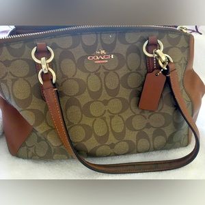 Brown Coach over the shoulder purse w/leather accents, excellent condition✨